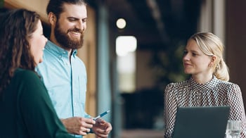 Drie personen die de brochure van Visionplanner digitaal bekijken